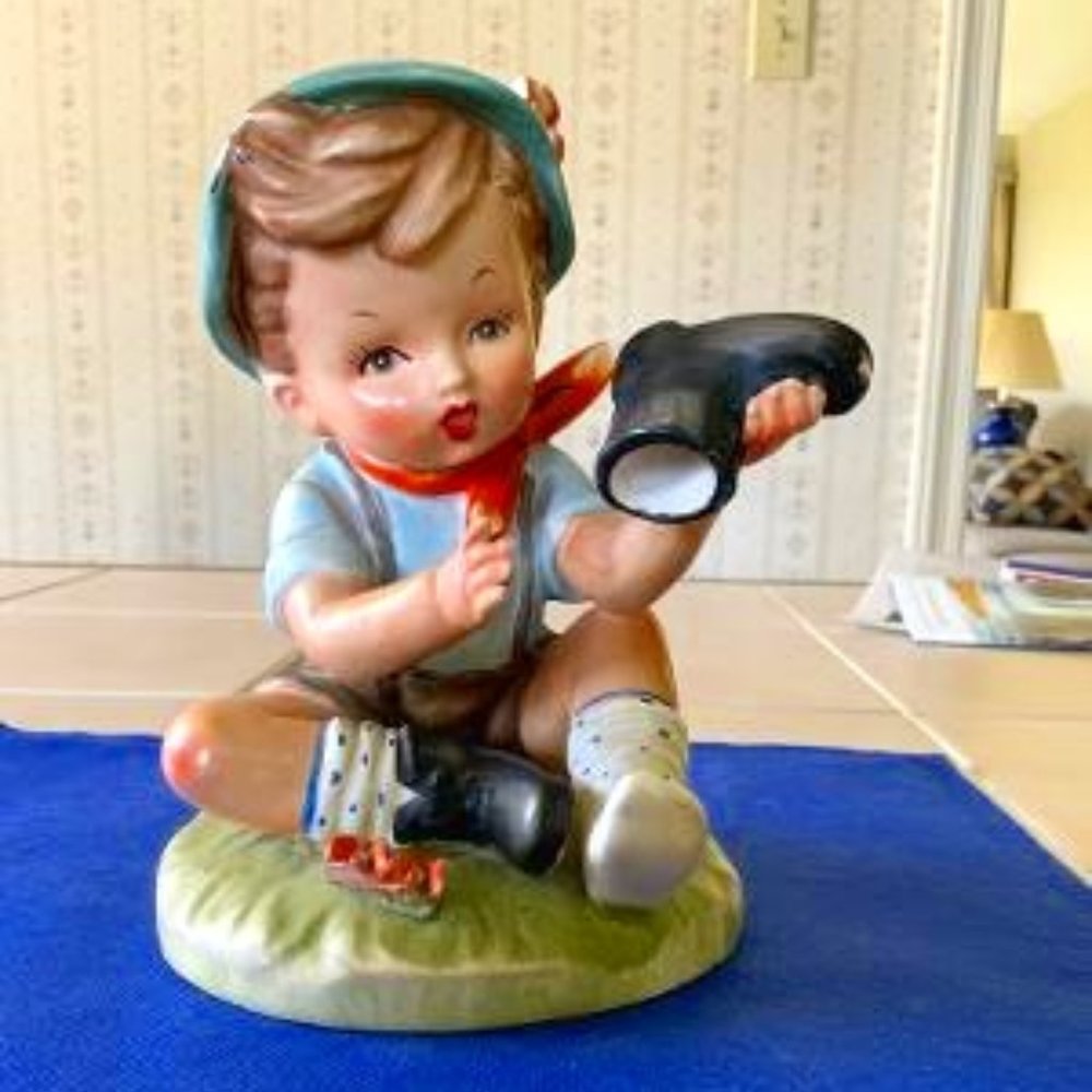 Vintage Figurine “SANDY SHOES”, Erick Stauffer  - 324A (signed)